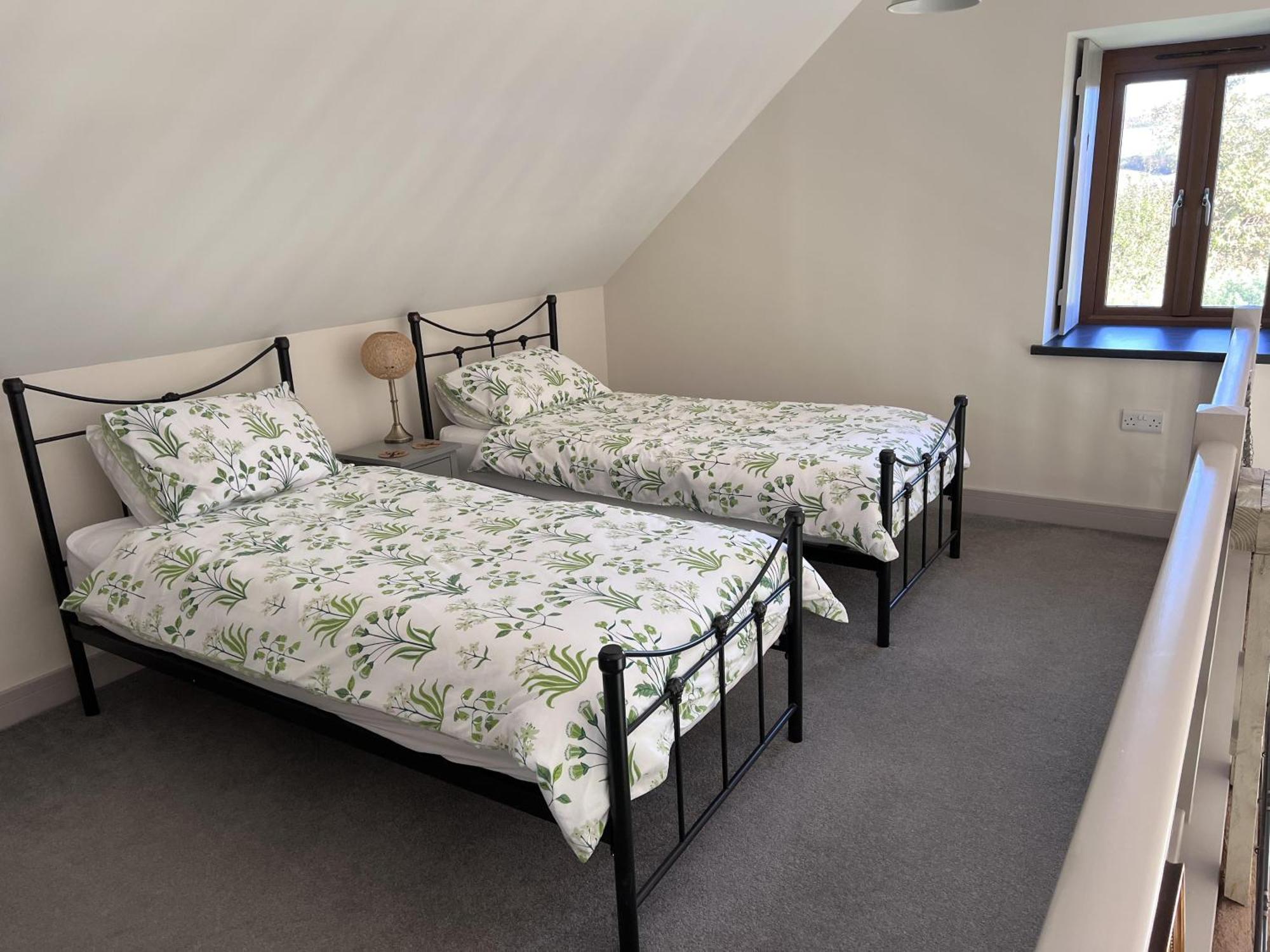 Poachers Hut - Captivating 1-Bed Cottage Shorwell Extérieur photo